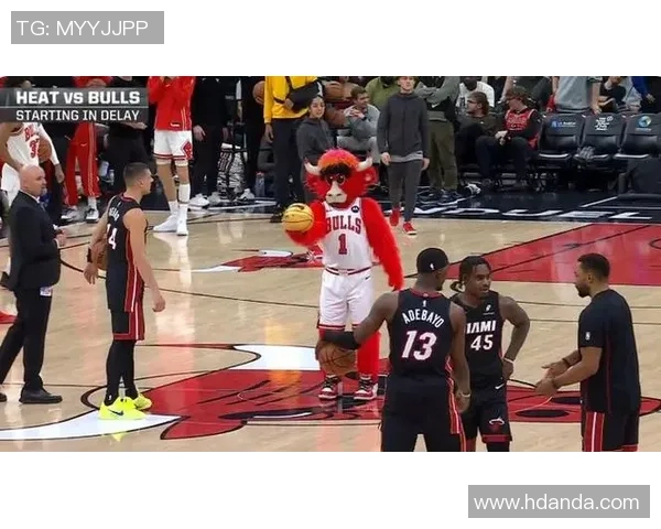 希罗与公牛吉祥物半场对决公牛一击命中让希罗瞬间退缩